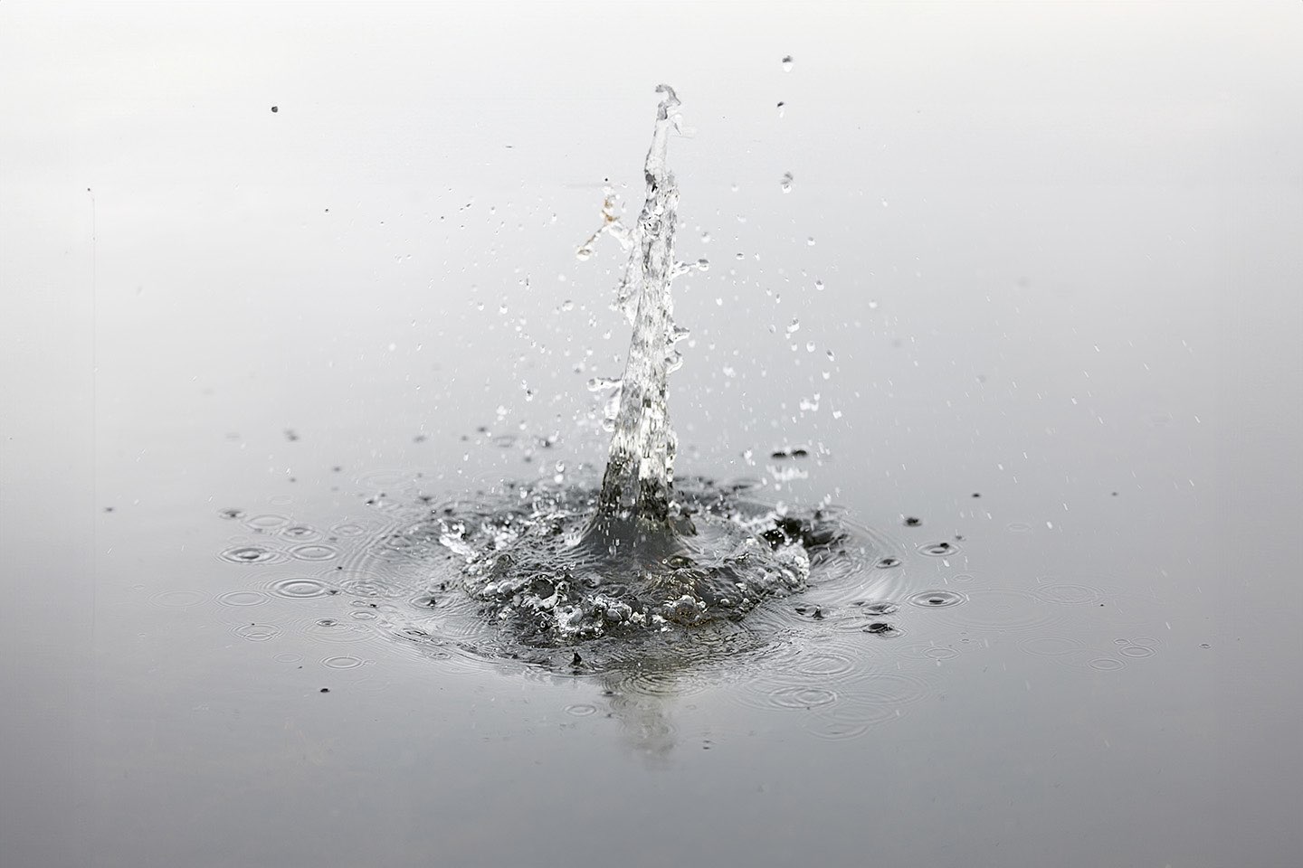 Ein Tropfen, der die Wasseroberfläche verändert